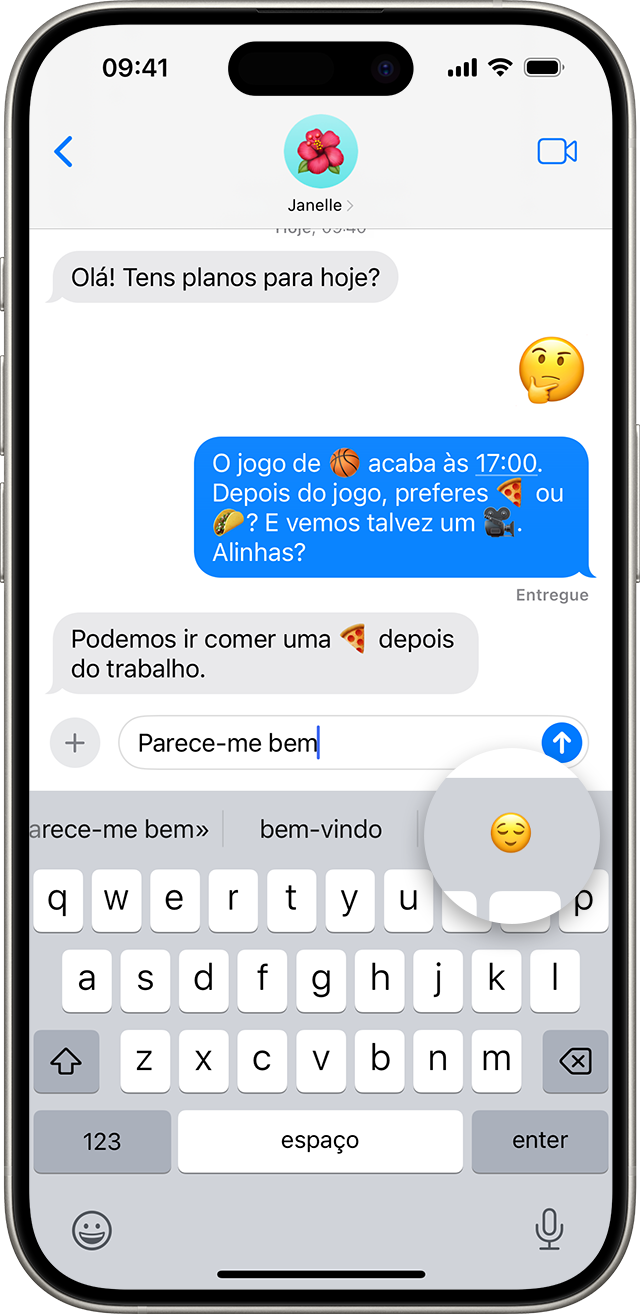 Um ecrã do iPhone a mostrar uma conversa na app Mensagens com o emoji sugerido ampliado no teclado.