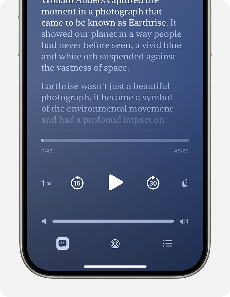 Pe un iPhone, este afișată o transcriere a unui podcast cu mini-playerul sub aceasta. În partea din stânga jos a mini-playerului, este activat butonul Transcriere, care arată ca un balon de dialog întunecat, cu ghilimele în interior și o evidențiere albă în formă de pătrat în jurul acestuia.