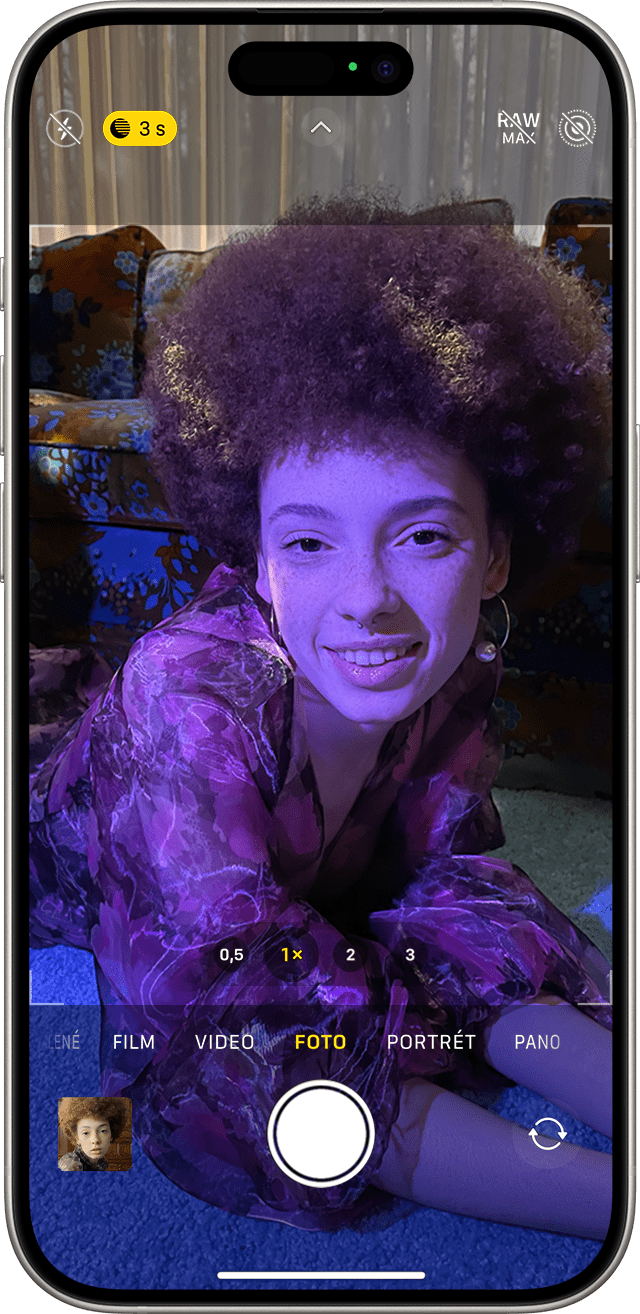 Obrazovka iPhonu zobrazujúca Nočný režim v apke Kamera
