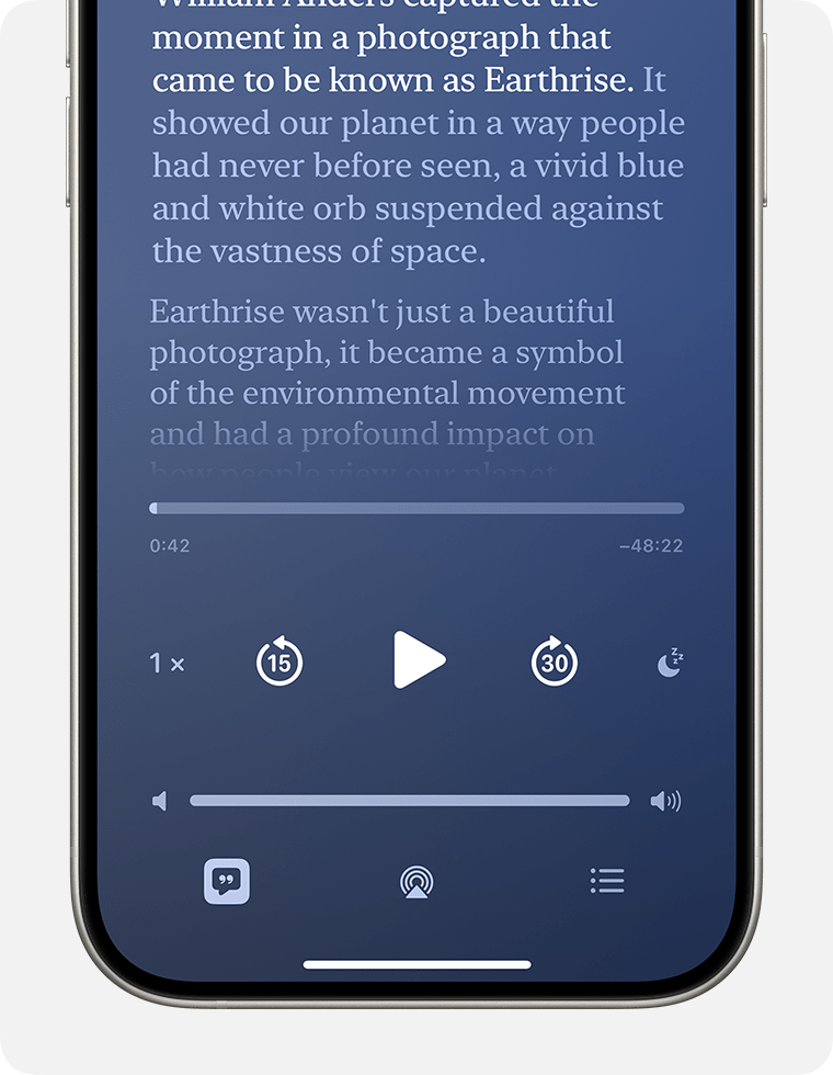 En podcasttranskription visas på en iPhone med minispelaren under den. Den påslagna knappen Transkription finns längst ned till vänster på minispelaren och ser ut som en mörk pratbubbla med ett citattecken inuti och en vit fyrkant runt den.
