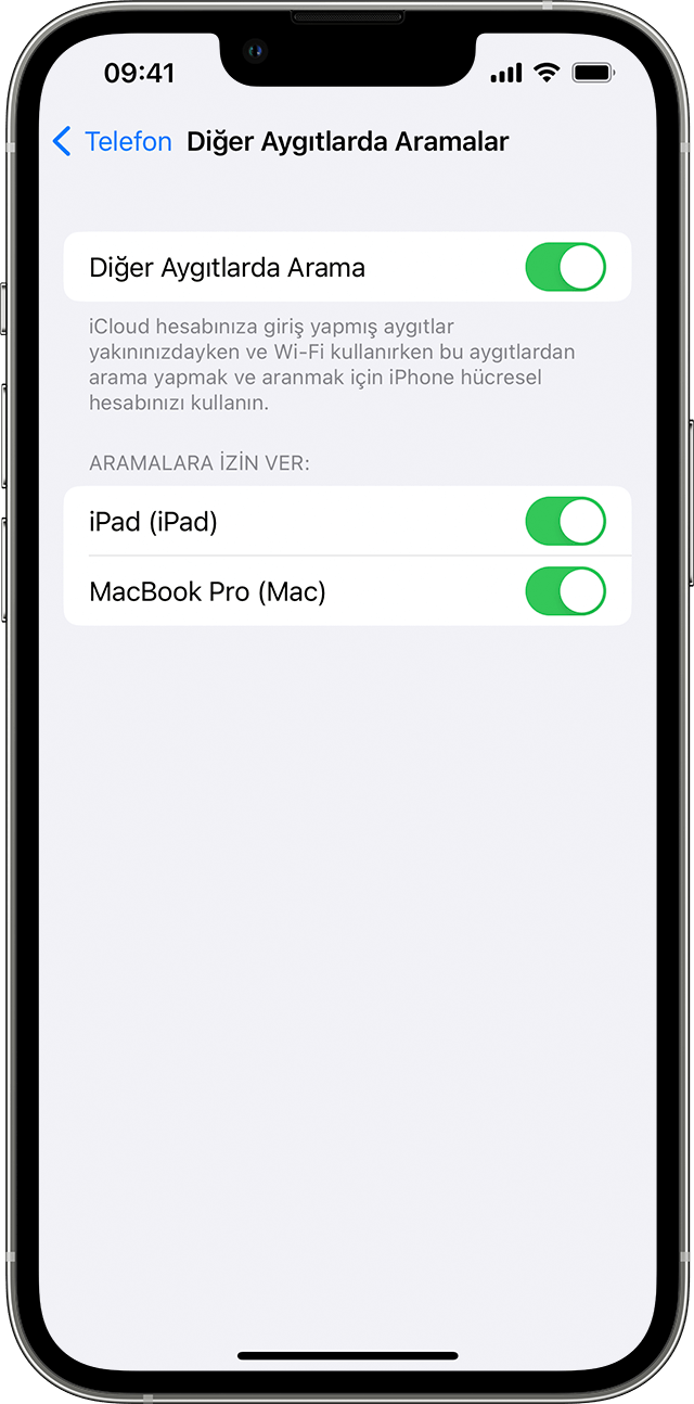 Diğer Aygıtlarda Arama ekranını gösteren iPhone. Diğer Aygıtlarda Arama özelliği açıktır ve John'un iPad'i ve John'un MacBook Pro'sunda aramalara izin verilir.