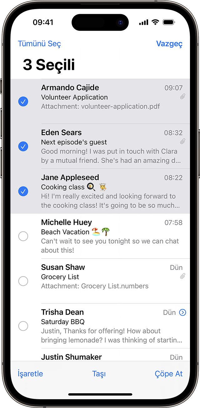 Üç iletinin seçili olduğu Mail uygulamasını gösteren iPhone