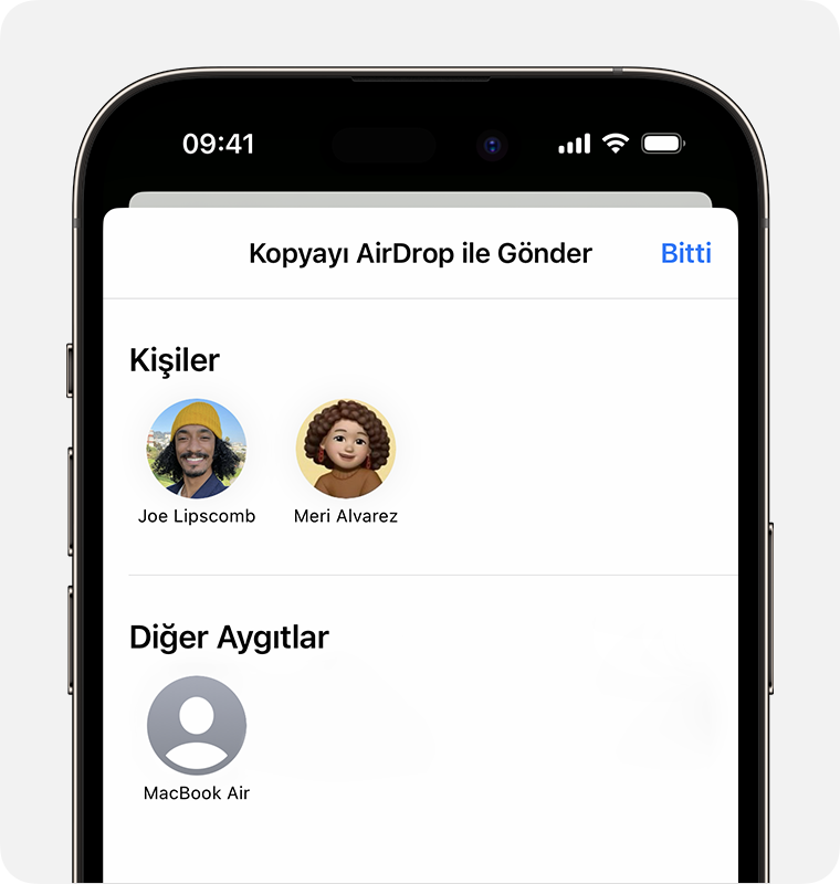 Seçebileceğiniz kişi ve aygıtların bulunduğu Kopyayı AirDrop ile Gönder ekranını gösteren bir iPhone.