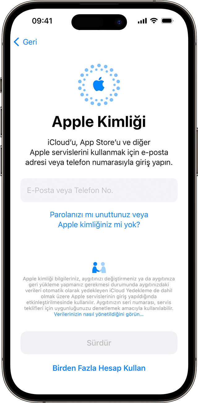 iOS 17'de iPhone'u ayarlama işlemi sırasında Apple Kimliğinizle giriş yapmak için e-posta adresinizi veya telefon numaranızı kullanın.
