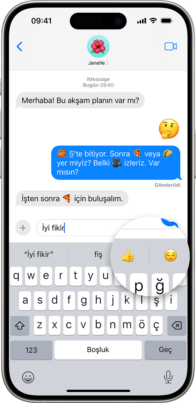 Klavyenin üstünde büyütülmüş emoji tahmininin bulunduğu Mesajlar yazışmasını gösteren iPhone ekranı.