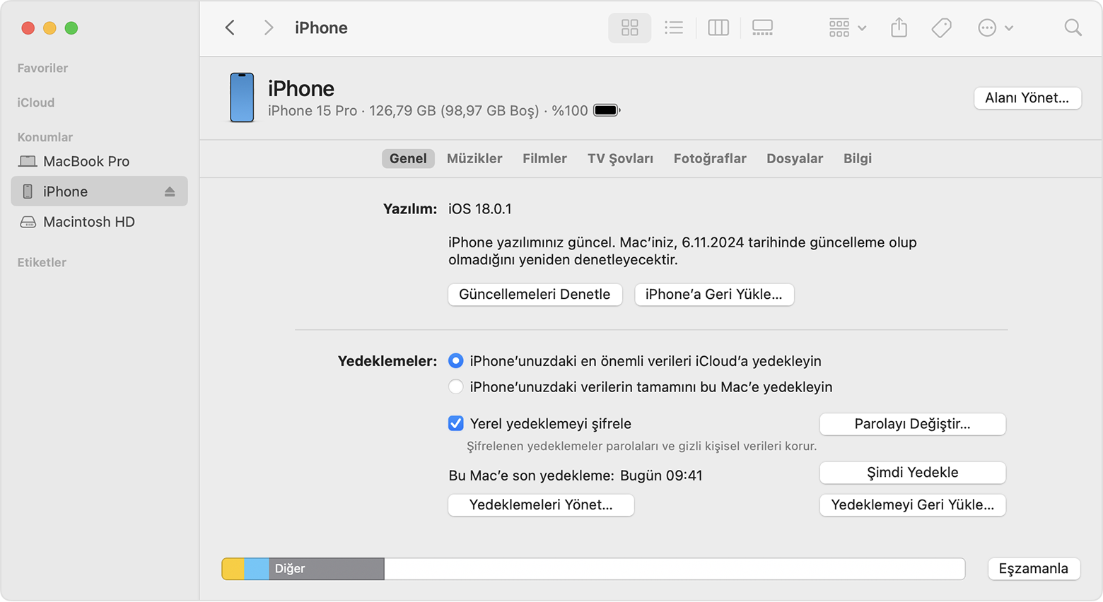 Güncelleme olup olmadığını kontrol etme veya iPhone'unuzu geri yükleme seçeneklerini gösteren Finder penceresi