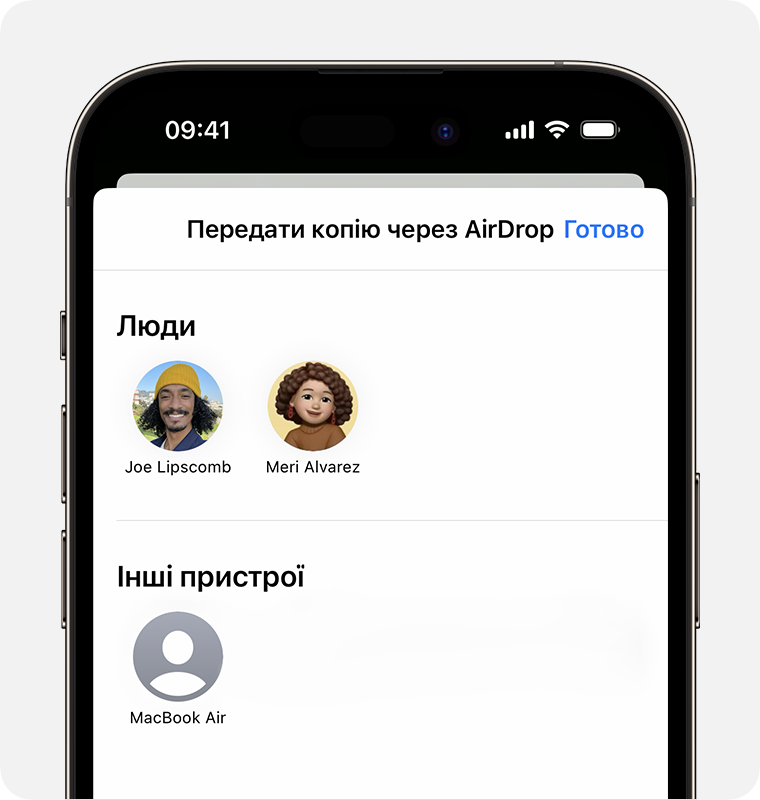 iPhone, на якому відображається екран «Передати копію через AirDrop» зі списком людей і пристроїв для вибору.