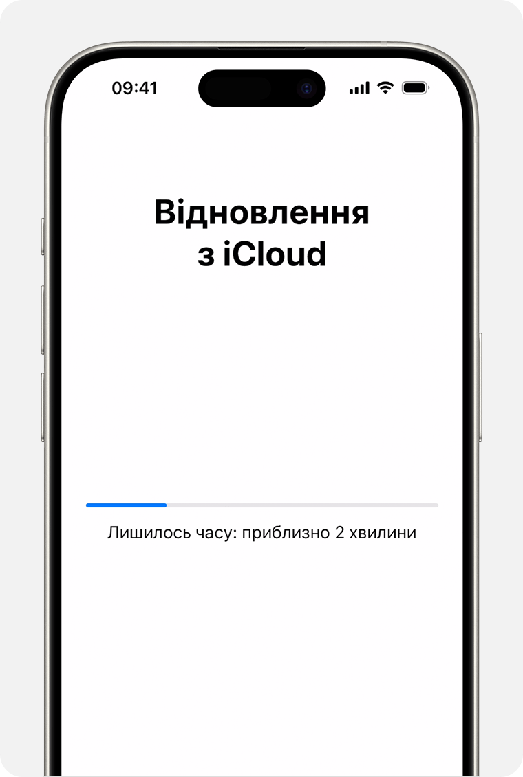 iPhone, на якому відображається стан відновлення даних пристрою з резервної копії в iCloud