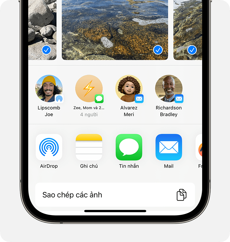 Một chiếc iPhone thể hiện trang chia sẻ với các ảnh được chọn và tùy chọn AirDrop được hiển thị.