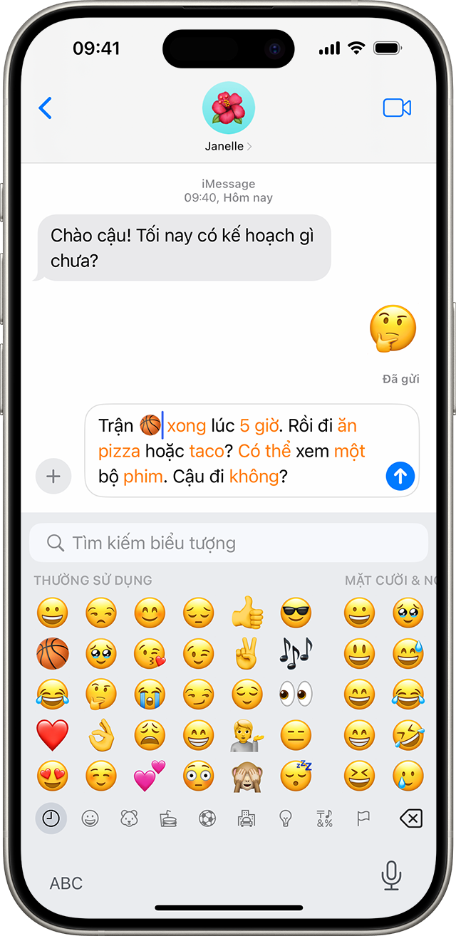 Màn hình iPhone hiển thị cuộc hội thoại trong Tin nhắn kèm theo hình ảnh mở bàn phím biểu tượng.
