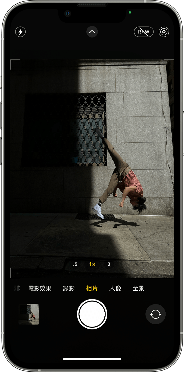 配備「原況相片」的 iPhone 已開啟「相機」app。