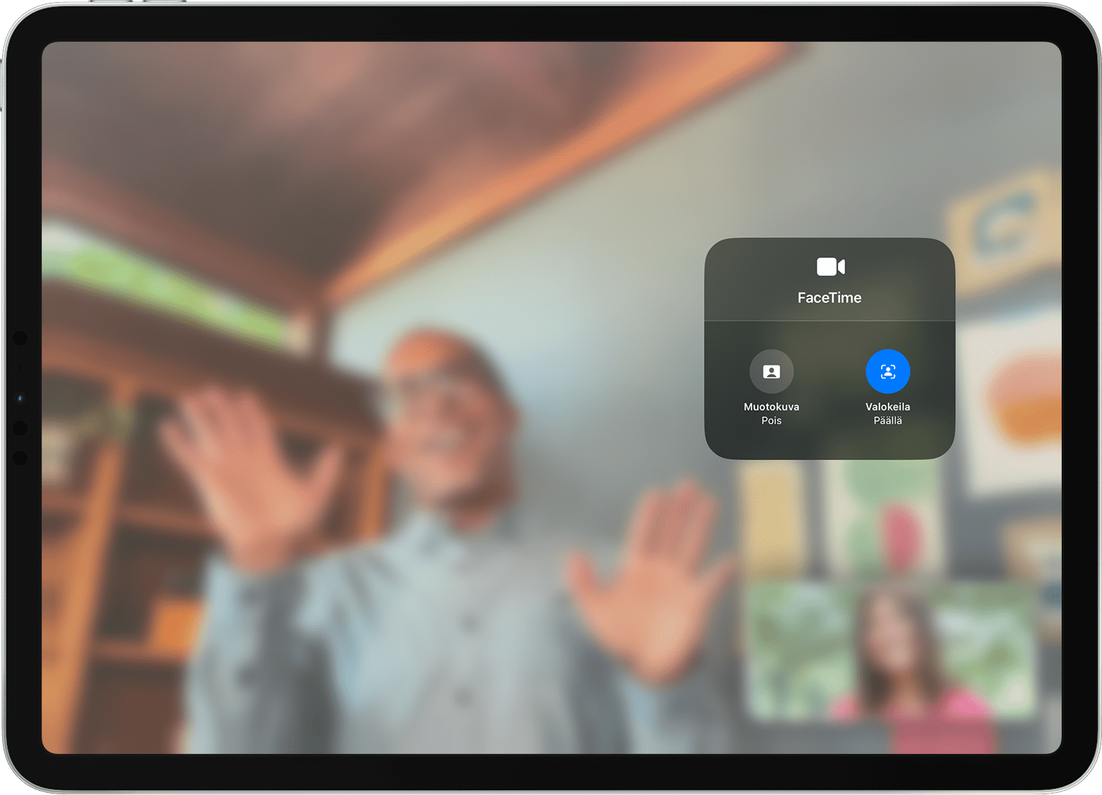 iPadin näytössä näkyy FaceTime-puhelu, jossa näkyvät Videotehosteet-valinnat