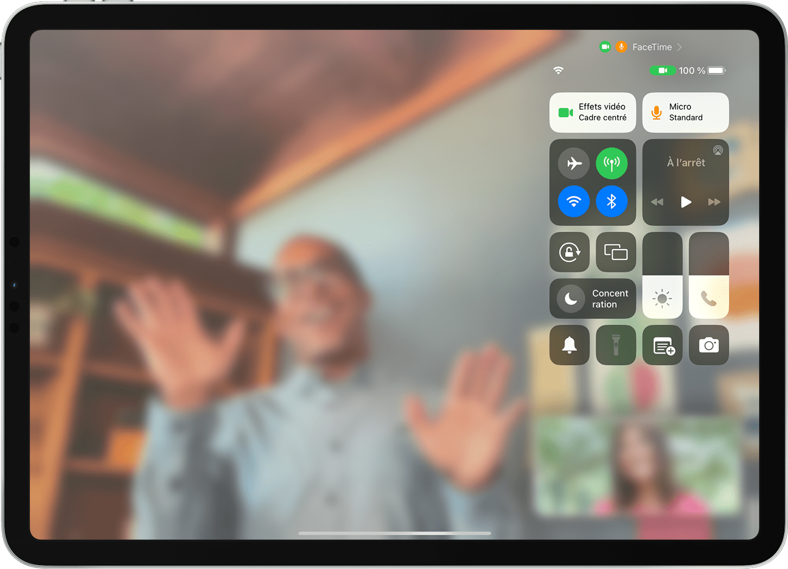 L’écran de l’iPad affiche un appel FaceTime avec le centre de contrôle visible, y compris le bouton Effets vidéo.