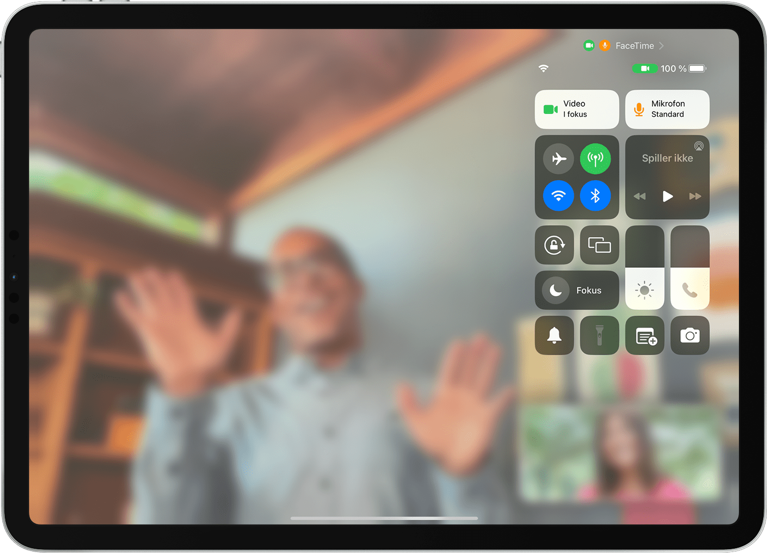 iPad-skjerm som viser en FaceTime-samtale med Kontrollsenter synlig, inkludert Videoeffekter-knappen