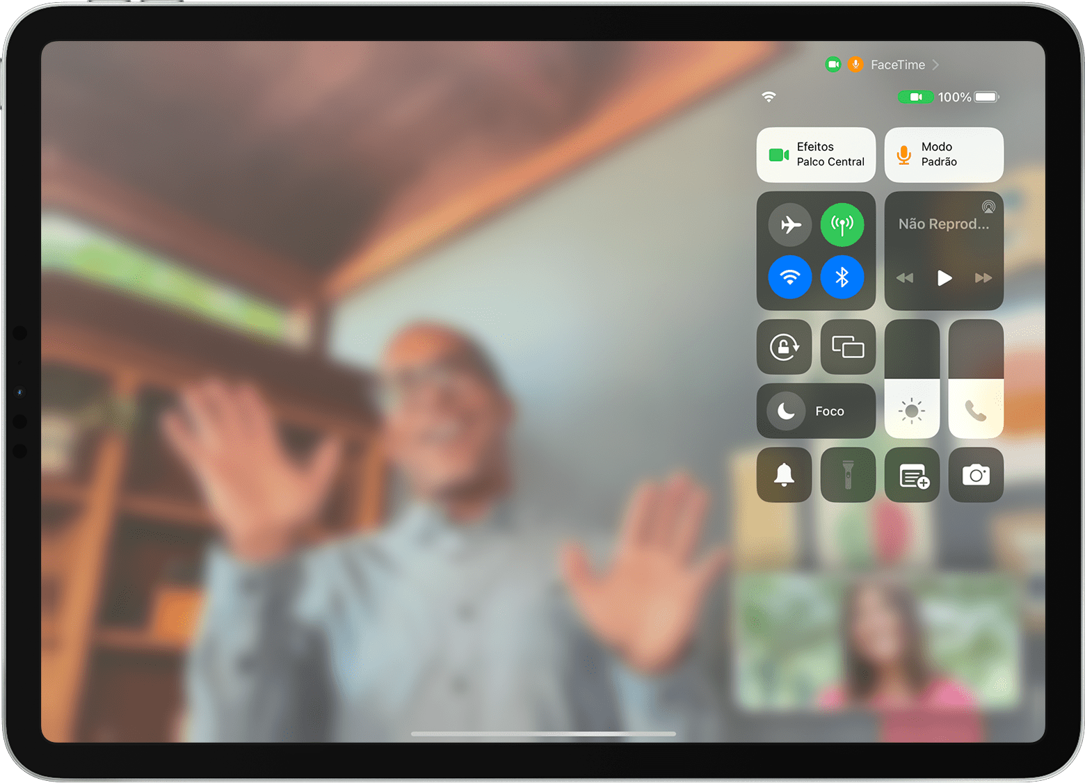 A tela do iPad mostra uma ligação do FaceTime com o Palco Central visível, incluindo o botão "Efeitos de Vídeo"