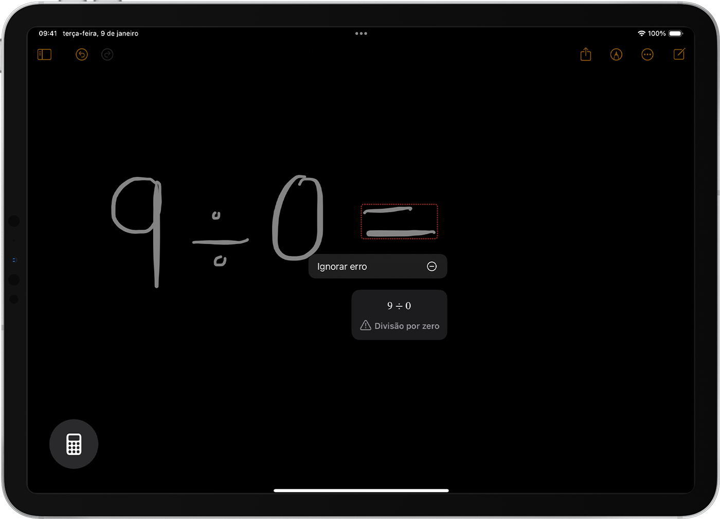 Um iPad a apresentar a equação "9 dividido por 0" nas Notas de matemática. O sinal de igual está rodeado por uma linha pontilhada vermelha e uma caixa de diálogo mostra que existe um erro de divisão por zero. Também existe uma opção para ignorar o erro.