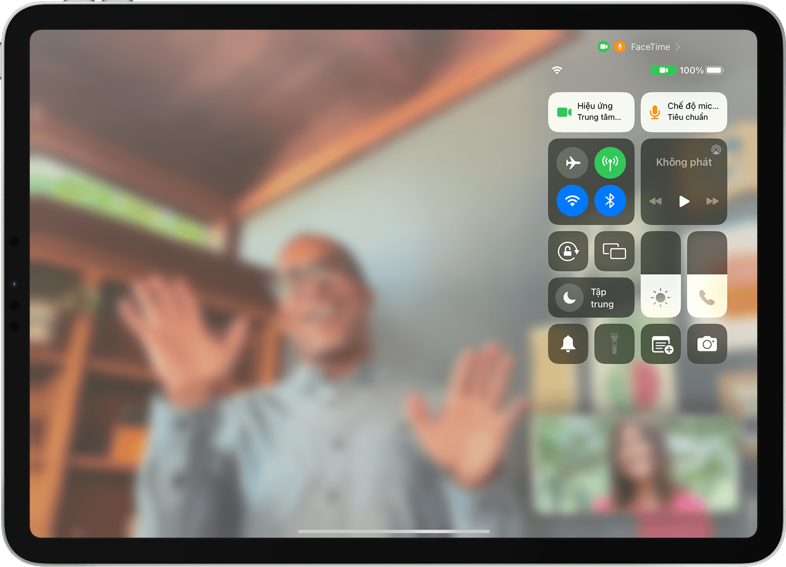 Màn hình iPad hiển thị cuộc gọi FaceTime cùng với Trung tâm điều khiển, trong đó có nút Hiệu ứng video