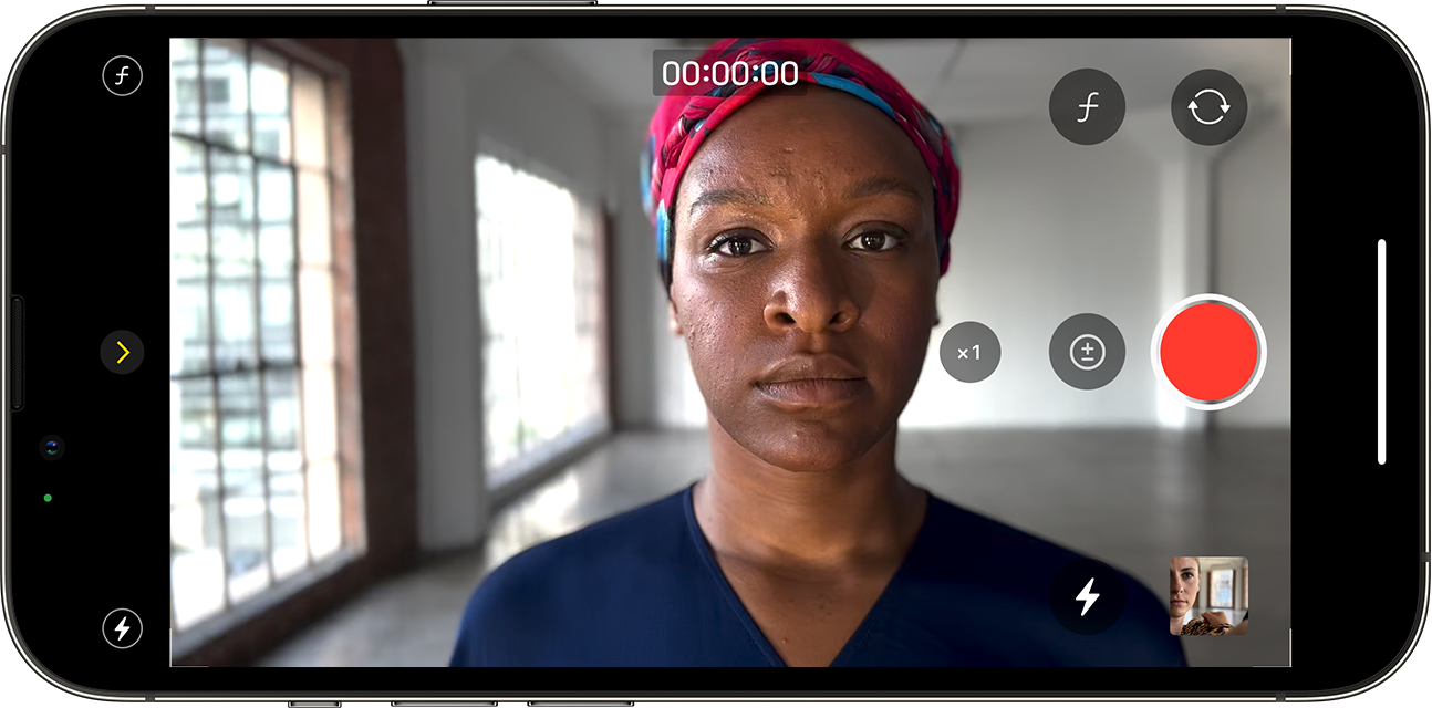 מסך ה-iPhone מציג את היישום 'מצלמה' במצב 'וידאו קולנועי', מוכן להקליט אדם שמסתכל על המצלמה
