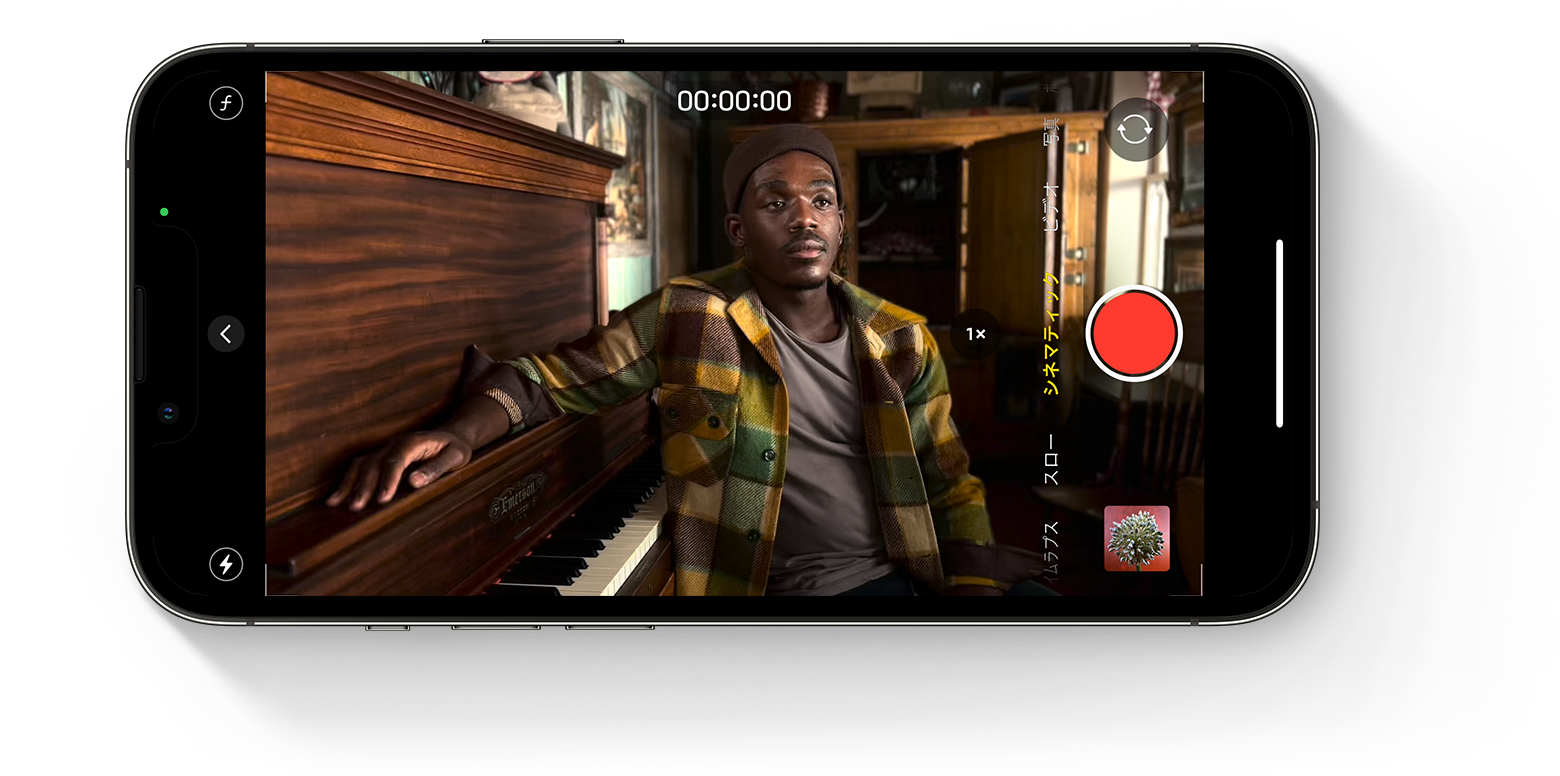 iPhone の画面でカメラアプリがシネマティックモードで開き、ピアノに座っている人が写っているところ