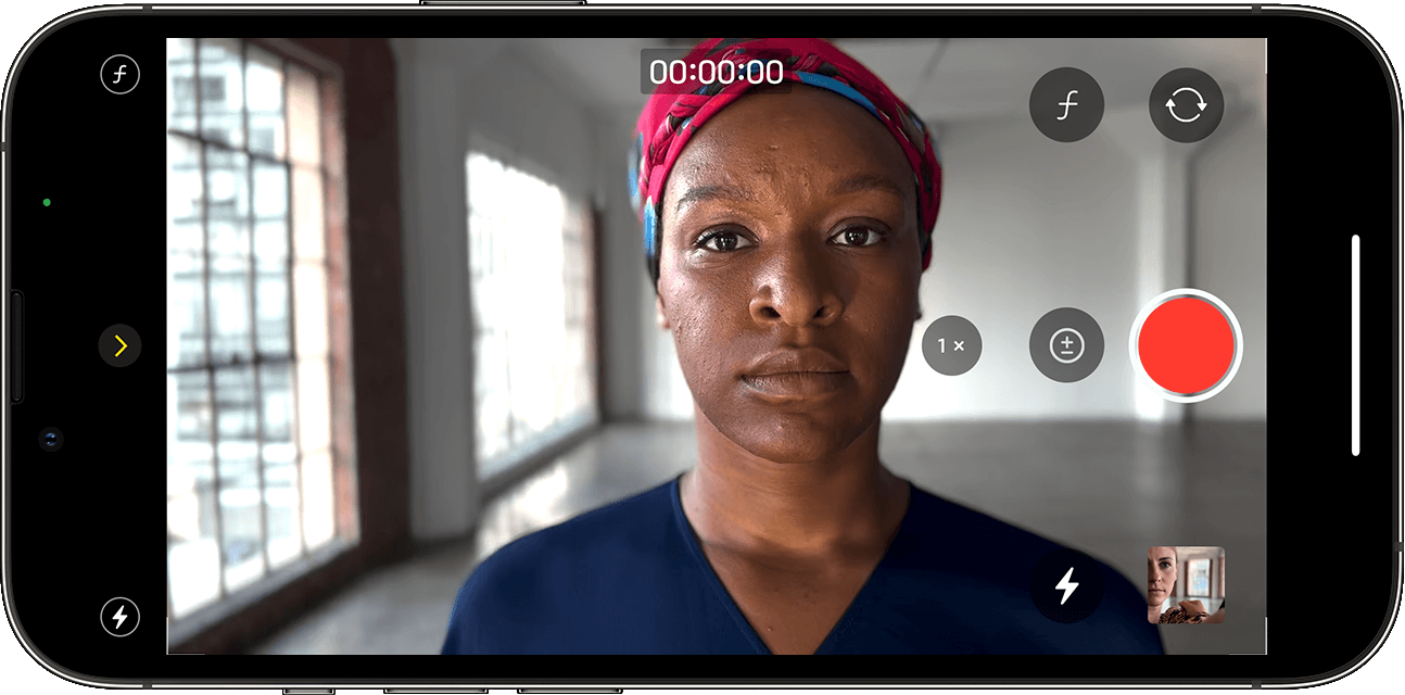 En iPhone-skjerm viser Kamera-appen i filmatisk videomodus, klar til å gjøre opptak av en person som ser i kameraet