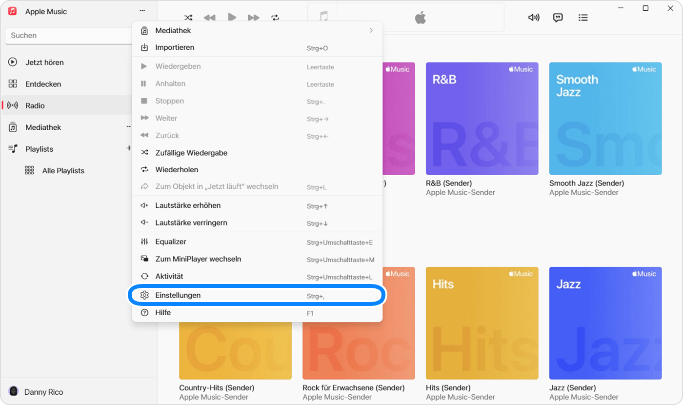 Die Apple Music-App für Windows mit „Einstellungen“ im Menü, das angezeigt wird, wenn du auf „Seitenleistenaktionen“ klickst.