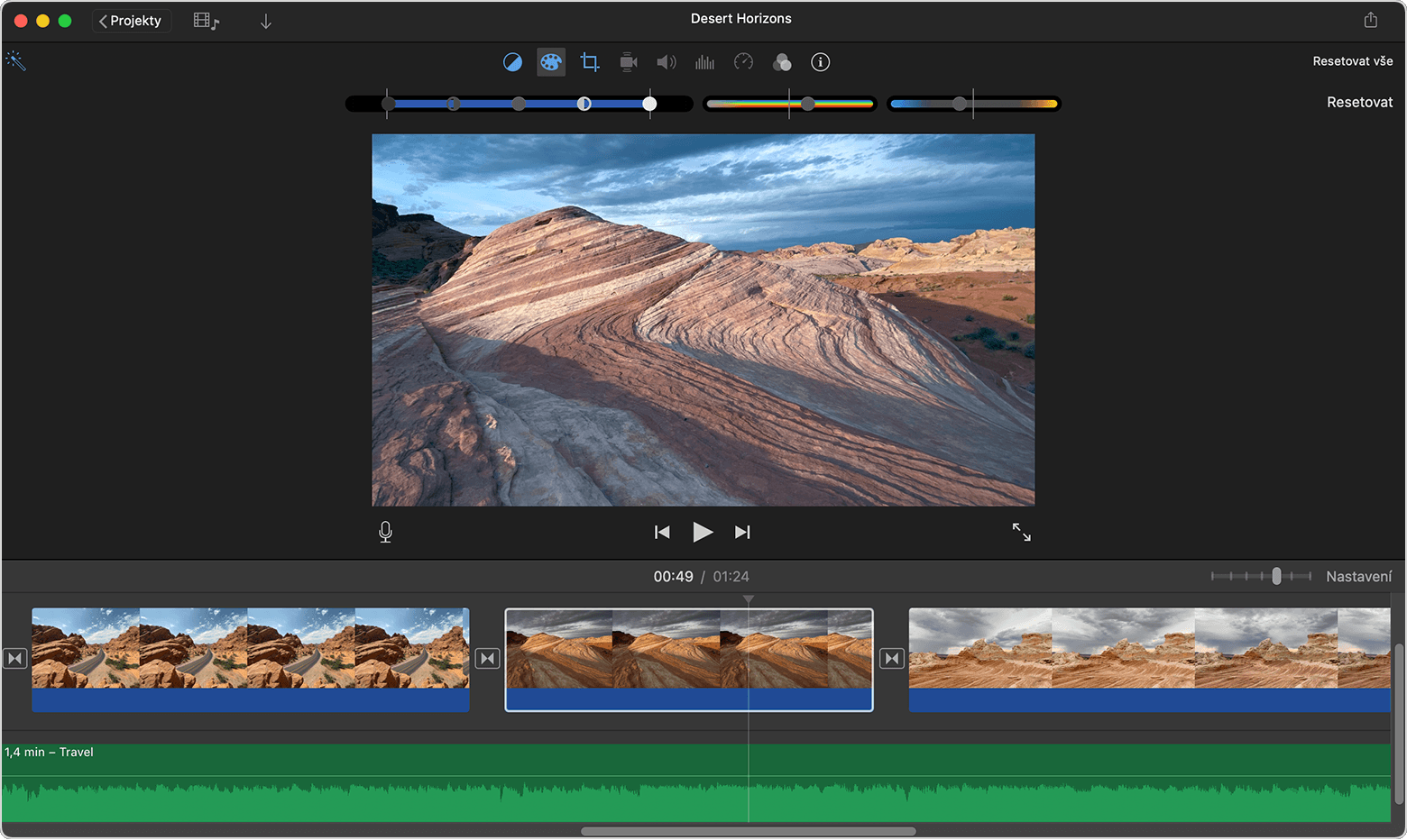 Okno projektu iMovie na Macu se zobrazenými ovládacími prvky Korekce barev