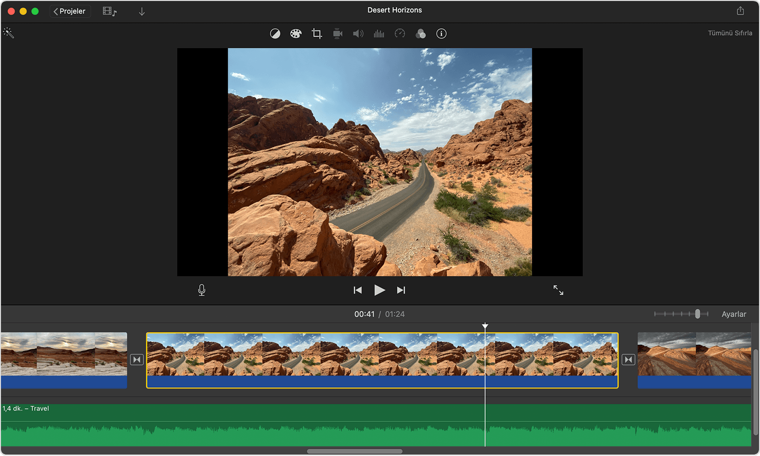 Zaman ekseninde bir video klibin seçili olduğu açık Mac iMovie projesi