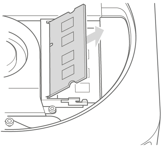 Módulo de memoria inclinado hacia arriba para quitarlo del Mac mini