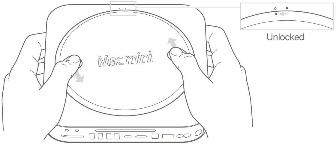 שתי ידיים מסובבות את המכסה התחתון של ה-Mac mini