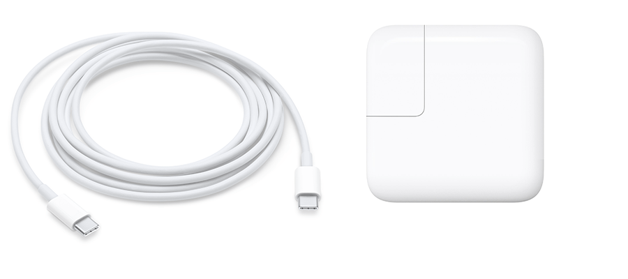 Cable de carga USB-C junto a un adaptador de energía USB-C de 30 W