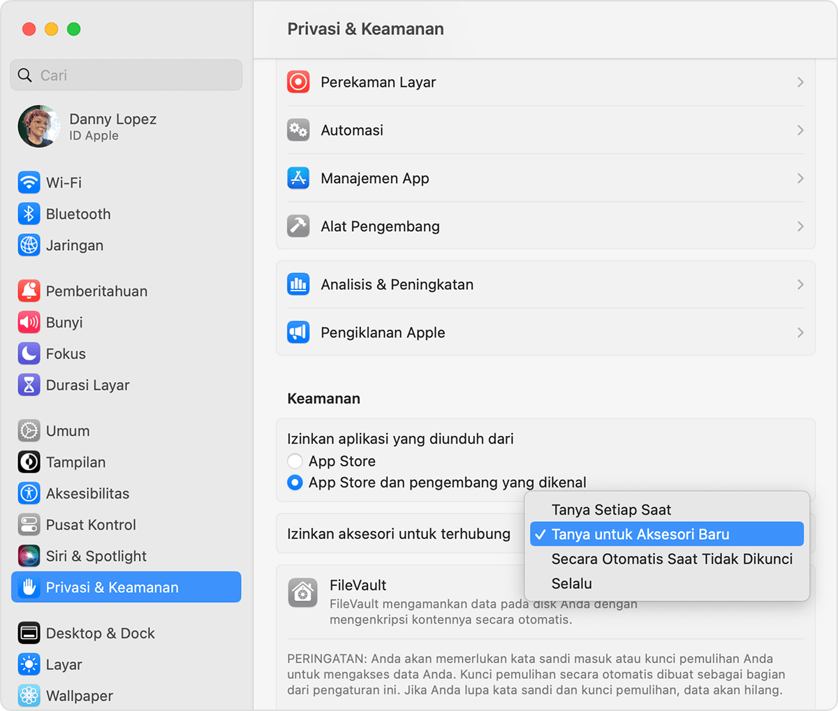 Mengubah pengaturan Izinkan aksesori untuk tersambung di notebook Mac Anda