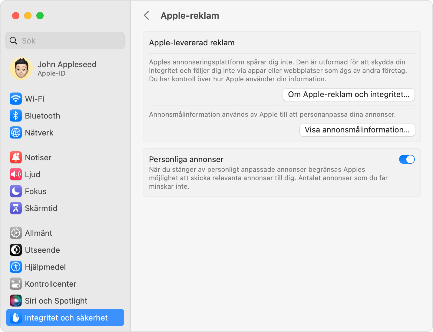 I Inställningarna för macOS stänger du av Personliga annonser